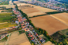 Vue aérienne de Rue principale vue de l'ouest à Vollmersweiler dans le département Rhénanie-Palatinat, Allemagne