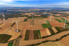 Parc éolien EnBW - éolienne avec 6 éoliennes à Freckenfeld dans le département Rhénanie-Palatinat, Allemagne d'en haut