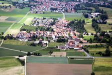 Quartier Mühlhofen in Billigheim-Ingenheim dans le département Rhénanie-Palatinat, Allemagne du point de vue du drone