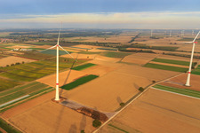 Image drone de Parc éolien EnBW - éolienne avec 6 éoliennes à Freckenfeld dans le département Rhénanie-Palatinat, Allemagne