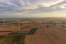 Parc éolien EnBW - éolienne avec 6 éoliennes à Freckenfeld dans le département Rhénanie-Palatinat, Allemagne du point de vue du drone