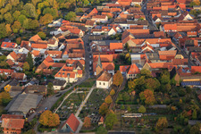 Vue aérienne de Cimetière et église vus de l'ouest à Winden dans le département Rhénanie-Palatinat, Allemagne