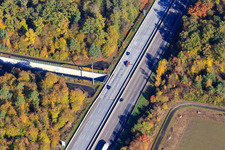 Vue aérienne de L'A5 traverse la ligne ferroviaire à grande vitesse abaissée à Forst dans le département Bade-Wurtemberg, Allemagne