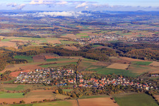 Vue aérienne de Vue du village depuis le sud à le quartier Adersbach in Sinsheim dans le département Bade-Wurtemberg, Allemagne