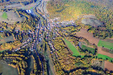 Vue aérienne de Village du sud-est à le quartier Untergimpern in Neckarbischofsheim dans le département Bade-Wurtemberg, Allemagne