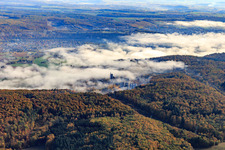 Vue aérienne de Brouillard dans la vallée du Neckar à Haßmersheim dans le département Bade-Wurtemberg, Allemagne