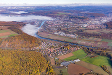 Vue aérienne de En face de Hochhausen am Neckar sous les nuages à le quartier Neckarelz in Mosbach dans le département Bade-Wurtemberg, Allemagne