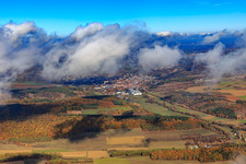 Vue aérienne de Vue de la ville sous les nuages depuis le sud à Hardheim dans le département Bade-Wurtemberg, Allemagne