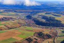 Vue aérienne de Vue de la ville depuis le nord-ouest à Königheim dans le département Bade-Wurtemberg, Allemagne