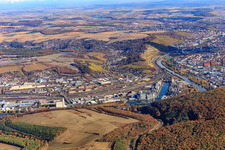 Vue aérienne de Hafenstraße nord avec installation de stockage de charbon Hafen Würzburg et silos de BayWa AG Agrar Würzburg sur le Main à le quartier Dürrbachtal in Würzburg dans le département Bavière, Allemagne