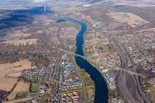 Vue aérienne de Pont ferroviaire-fluvial sur le Main à Veitshöchheim dans le département Bavière, Allemagne
