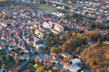 Vue aérienne de Vue des rues et des maisons dans les quartiers résidentiels à Arnstein dans le département Bavière, Allemagne