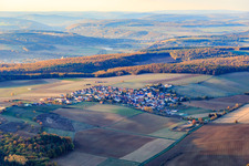 Vue aérienne de Vue du village depuis le sud à le quartier Heßlar in Karlstadt am Main dans le département Bavière, Allemagne