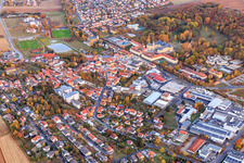 Vue aérienne de Vue de la ville et du parc du château depuis le nord-ouest à Werneck dans le département Bavière, Allemagne