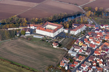 Vue aérienne de Complexe de bâtiments du monastère Maria Hilf à Grafenrheinfeld dans le département Bavière, Allemagne