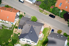 Vue d'oiseau de Rue Klingbach à Steinweiler dans le département Rhénanie-Palatinat, Allemagne