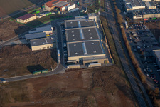 Vue aérienne de Chantier de construction d'un nouveau bâtiment dans la zone commerciale Gewerbepark West avec Eye & Lenses Ltd. & Co. KG (Palatinat) à le quartier Herxheim in Herxheim bei Landau dans le département Rhénanie-Palatinat, Allemagne