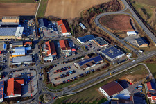 Vue aérienne de Zone commerciale Im Weidfeld avec Autohaus Euler Pirmasens GmbH - succursale de Bad Bergzabern à Pleisweiler-Oberhofen dans le département Rhénanie-Palatinat, Allemagne