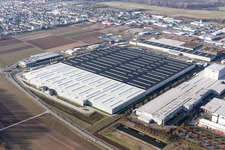 Vue aérienne de Complexe de bâtiments d'entrepôt à grande hauteur et centre logistique sur le site de l'entrepôt de pièces de rechange Mercedes Benz à le quartier Offenbach in Offenbach an der Queich dans le département Rhénanie-Palatinat, Allemagne
