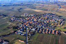 Vue aérienne de Vue du village en hiver depuis le sud à Impflingen dans le département Rhénanie-Palatinat, Allemagne