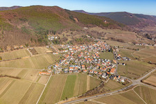 Vue aérienne de Vue d'un village viticole depuis le sud en hiver, sans neige. à Gleisweiler dans le département Rhénanie-Palatinat, Allemagne