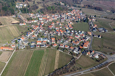 Vue aérienne de Vue d'un village viticole depuis le sud en hiver, sans neige. à Gleisweiler dans le département Rhénanie-Palatinat, Allemagne