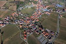 Vue aérienne de Vue du village viticole en hiver depuis le sud-ouest à Burrweiler dans le département Rhénanie-Palatinat, Allemagne