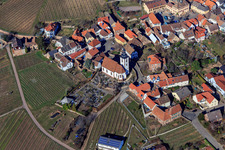 Vue aérienne de Kirchgasse avec cimetière et église paroissiale Saint-Pierre-et-Paul à le quartier Weyher in Weyher in der Pfalz dans le département Rhénanie-Palatinat, Allemagne