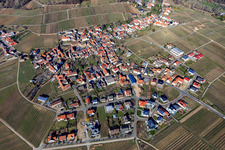 Vue aérienne de Vue d'ensemble du village viticole en hiver depuis l'ouest à le quartier Weyher in Weyher in der Pfalz dans le département Rhénanie-Palatinat, Allemagne