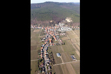 Vue aérienne de Des vignobles entourent la zone d'habitation du village à le quartier Haardt in Neustadt an der Weinstraße dans le département Rhénanie-Palatinat, Allemagne