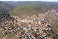 Vue aérienne de Quartier Gimmeldingen in Neustadt an der Weinstraße dans le département Rhénanie-Palatinat, Allemagne