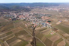 Vue aérienne de Wachenheim an der Weinstraße dans le département Rhénanie-Palatinat, Allemagne