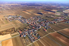 Vue aérienne de Vue du village en hiver depuis le sud-ouest à Gönnheim dans le département Rhénanie-Palatinat, Allemagne