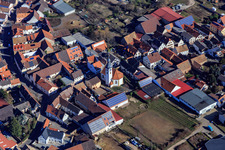 Vue aérienne de Église protestante Saint-Martin à Gönnheim dans le département Rhénanie-Palatinat, Allemagne