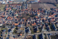 Vue aérienne de Bâtiment d'église au centre du village à le quartier Dannstadt in Dannstadt-Schauernheim dans le département Rhénanie-Palatinat, Allemagne