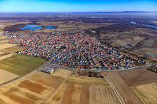 Vue aérienne de Vue de la ville depuis l'ouest à Waldsee dans le département Rhénanie-Palatinat, Allemagne
