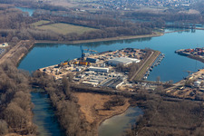 Vue aérienne de Installations de quai et amarrages de navires sur le bassin portuaire du port intérieur du Rhin avec Freyer GmbH, BTE Stelcon GmbH, Betonwerk Dyckerhoff Beton GmbH & Co. KG ainsi que le poste d'amarrage du club de sport nautique Germersheim eV à Germersheim dans le département Rhénanie-Palatinat, Allemagne