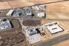 Vue aérienne de Nouveau bâtiment - chantier de construction des bâtiments et des halls de production de l'usine Eizo GmbH dans la zone industrielle nord à Rülzheim dans le département Rhénanie-Palatinat, Allemagne