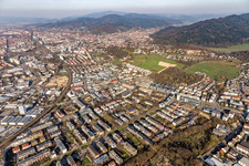 Vue aérienne de Centre-ville à le quartier Vauban in Freiburg im Breisgau dans le département Bade-Wurtemberg, Allemagne