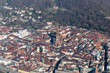 Vue aérienne de Muenster à le quartier Altstadt in Freiburg im Breisgau dans le département Bade-Wurtemberg, Allemagne