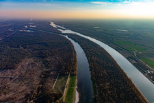Vue aérienne de Île sur la rive du Rhin et canal du Rhin entre Hartheim et Fessenheim à Fessenheim dans le département Haut-Rhin, France