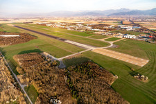 Vue aérienne de Piste avec zone de circulation de l'aérodrome de Bremgarten dans le district de Tunsel à Eschbach dans le département Bade-Wurtemberg, Allemagne