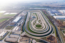 Vue aérienne de Piste d'essai de camions de l'usine de camions Daimler dans la zone industrielle de Wörth-Oberwald à Wörth am Rhein dans le département Rhénanie-Palatinat, Allemagne