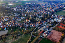 Vue aérienne de TuS 04 Hördt e. V. terrain de sport, église catholique Saint-Georges et gymnase et salle des fêtes Hördt à Hördt dans le département Rhénanie-Palatinat, Allemagne