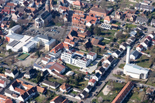 Vue aérienne de Nouvelle construction d'un immeuble résidentiel et commercial multifamilial derrière la Marktstrasse à Kandel dans le département Rhénanie-Palatinat, Allemagne