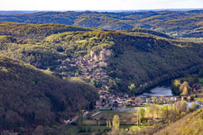 Vue aérienne de Château de Castelnaud-la Chapelle au-dessus du pont de la Dordogne à Castelnaud-la-Chapelle dans le département Dordogne, France