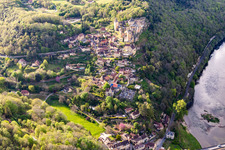 Château de Castelnaud-la Chapelle au-dessus du pont de la Dordogne à Castelnaud-la-Chapelle dans le département Dordogne, France d'en haut