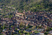 Vue aérienne de Bâtiment de l'Église catholique Saint-Cyprien dans le centre-ville à Saint-Cyprien dans le département Dordogne, France