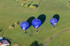 Vue aérienne de Trois montgolfières bleues décollant en Dordogne à Veyrines-de-Domme dans le département Dordogne, France