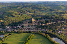Château de Beynac à Beynac-et-Cazenac dans le département Dordogne, France vue du ciel